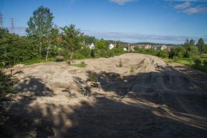 Construction et aménagement de la Pumptrack et de la piste de BMX récréative au centre de vélo de montagne le Panoramique à Saguenay.